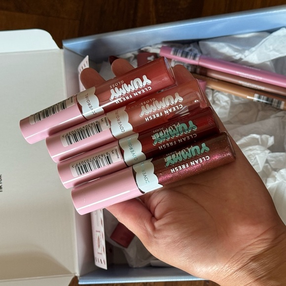 BUNDLE COVER GIRL LIP GLOSS AND LIP STAINS ALL BRANDNEW AND SEALED - Picture 2 of 11